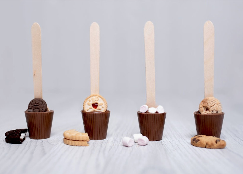 handmade hot chocolate spoon stir me into hot milk oreo cookie marshmallow jammy dodger